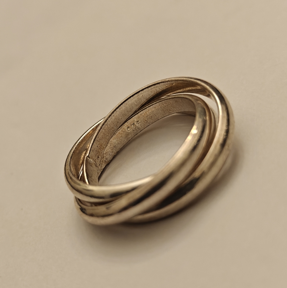 Elegant Silver Three Interlocking Band Rings - Picture 11 of 12